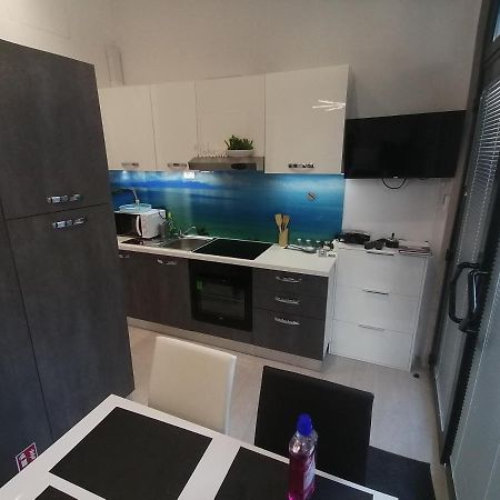 Apartment Rose By The Beach & Tennis Courts สปลิท ภายนอก รูปภาพ