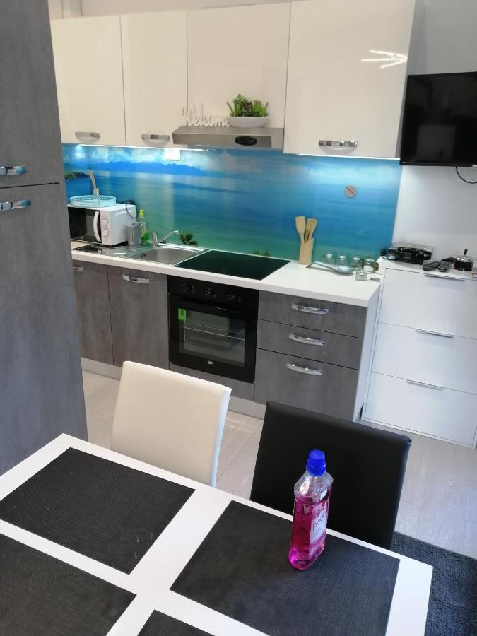 Apartment Rose By The Beach & Tennis Courts สปลิท ภายนอก รูปภาพ