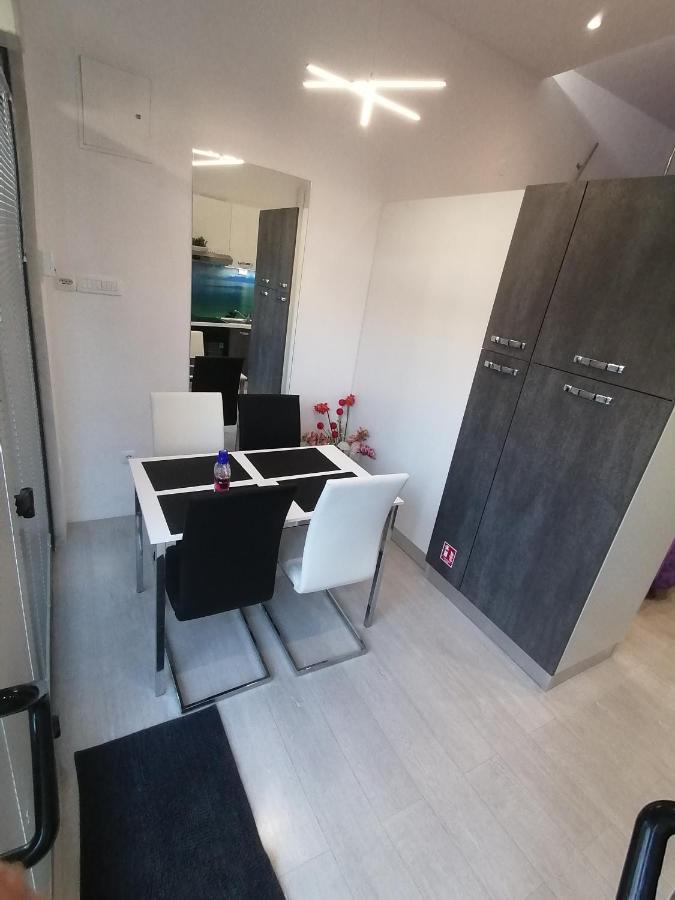 Apartment Rose By The Beach & Tennis Courts สปลิท ภายนอก รูปภาพ