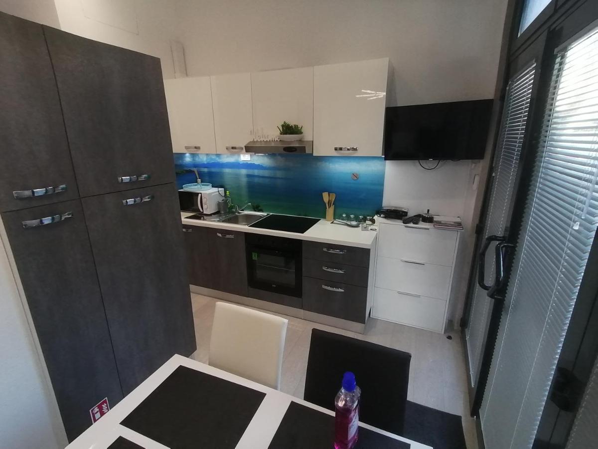 Apartment Rose By The Beach & Tennis Courts สปลิท ภายนอก รูปภาพ