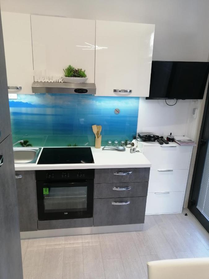 Apartment Rose By The Beach & Tennis Courts สปลิท ภายนอก รูปภาพ