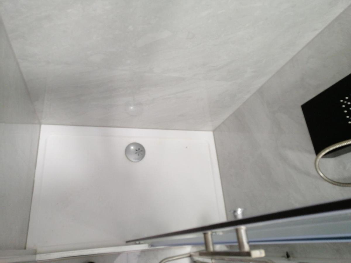 Apartment Rose By The Beach & Tennis Courts สปลิท ภายนอก รูปภาพ