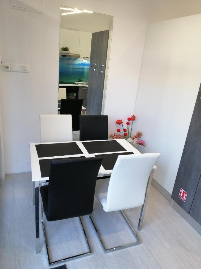Apartment Rose By The Beach & Tennis Courts สปลิท ภายนอก รูปภาพ