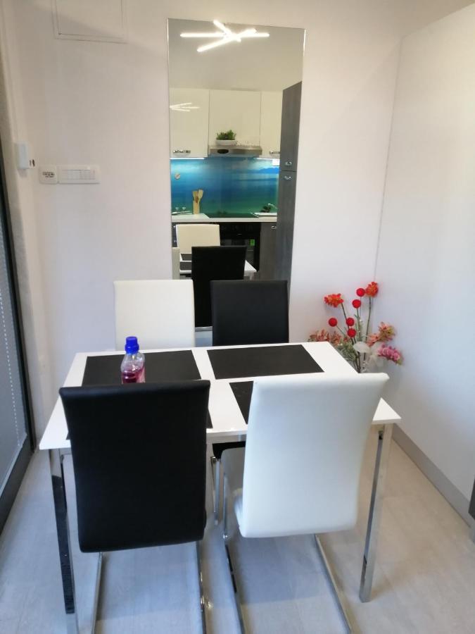 Apartment Rose By The Beach & Tennis Courts สปลิท ภายนอก รูปภาพ